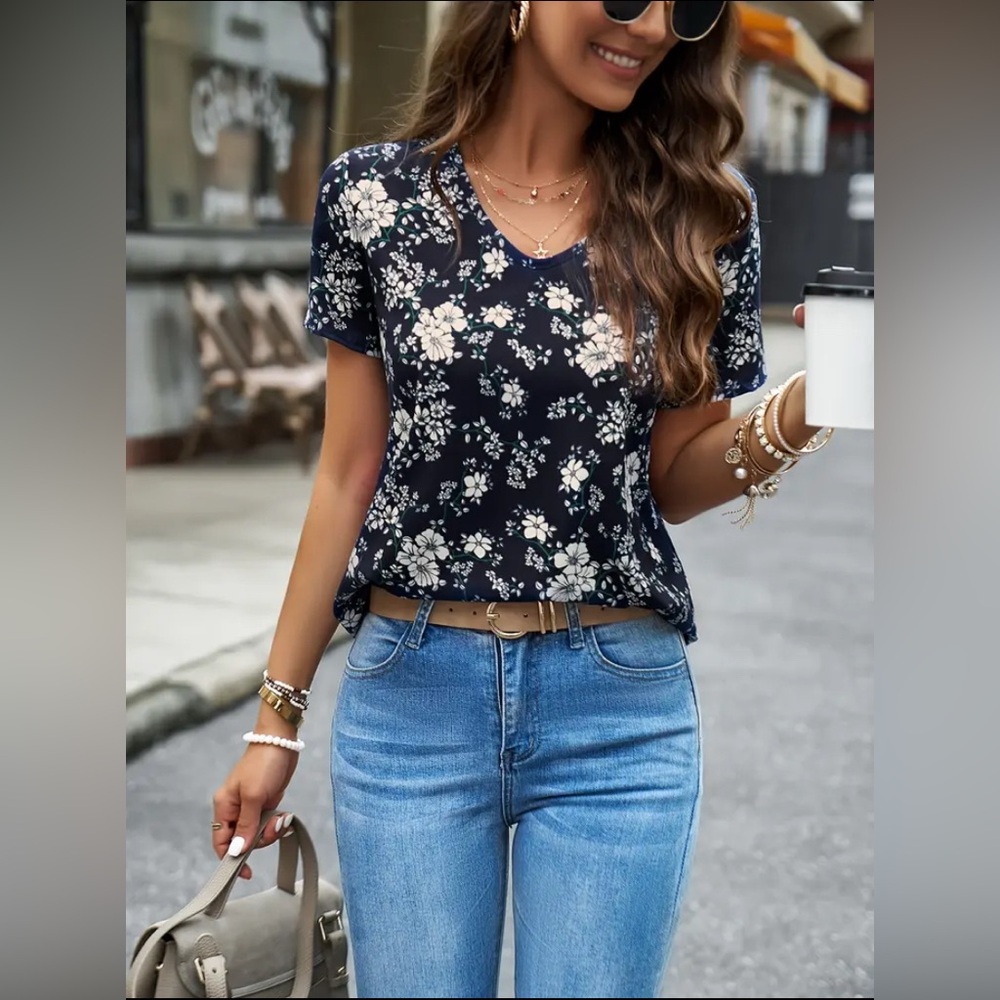 👑 Floral Navy & Cream colored Women's blouse XL 👑